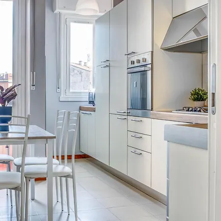 Altido Cosy 2-bed Flat With Terrace Mailand